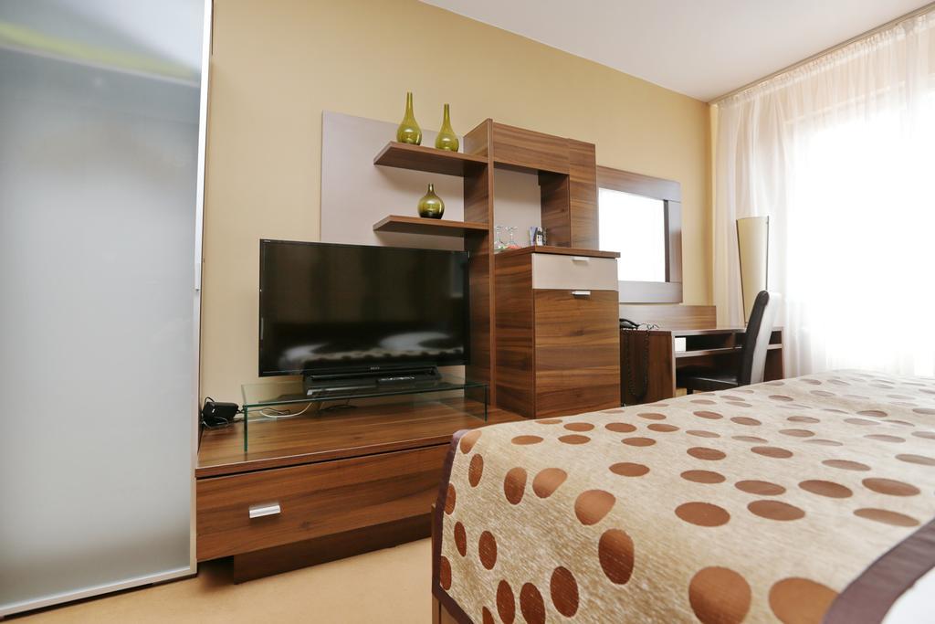 City Hotel Nitra With Free Parking Экстерьер фото